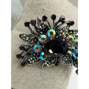 Brooch‎